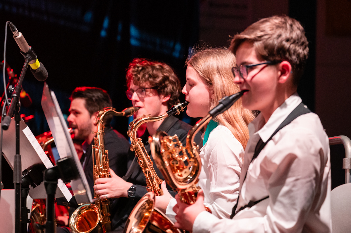 Schüler*innen beim Kulturabend musizieren.