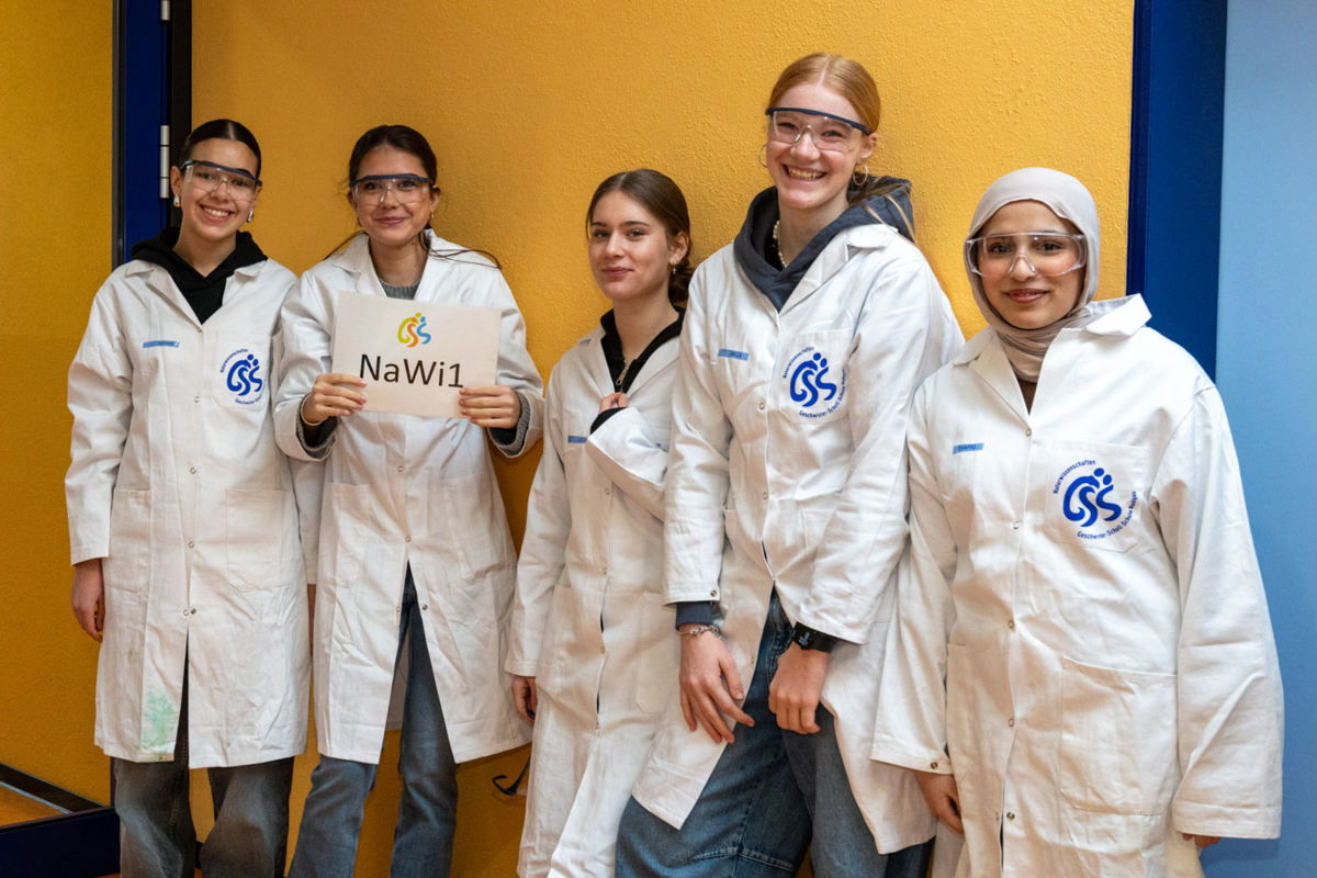 Schülerinnen helfen beim Tag der offenen Tür